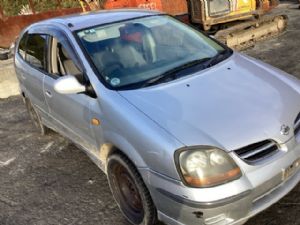 Nissan Tino V10 1999-2002