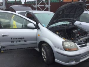 Nissan Tino V10 1999-2002