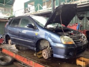 Nissan Tino V10 1999-2002